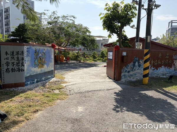 ▲溫府德修共和協會人員著手準備烏魚子。（圖／記者陳崑福攝）