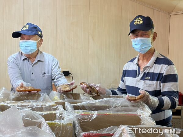 ▲溫府德修共和協會人員著手準備烏魚子。（圖／記者陳崑福攝）