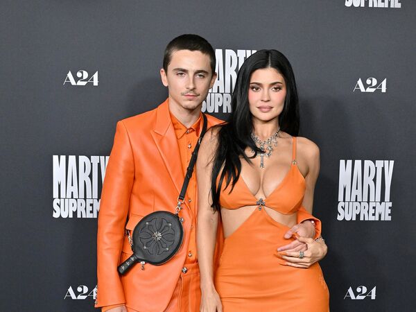 「甜茶」橘色造型上癮　情侶裝、母子裝高調搶鏡