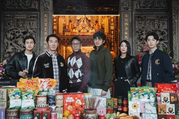 ▲《即刻刺殺》集結台港實力派卡司，左起裴子齊、李李仁、朱栢康、傅孟柏林思宇及蕭子墨。（圖／網銀國際提供）