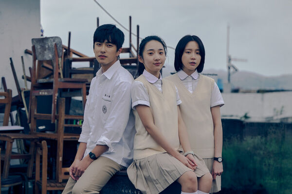 ▲曾敬驊（左起）、李沐、程予希在《如果我不曾見過太陽》關係撲朔迷離。（圖／Netflix提供）