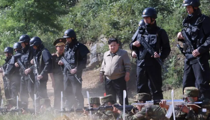 金正恩貼身保鑣「罕見換上軍服」! 韓媒:恐暗藏1內幕