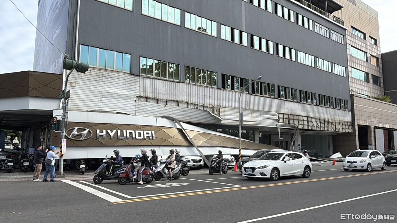 快訊/高雄知名車商「6店面寬超巨招牌」砸下 整排汽機車慘毀