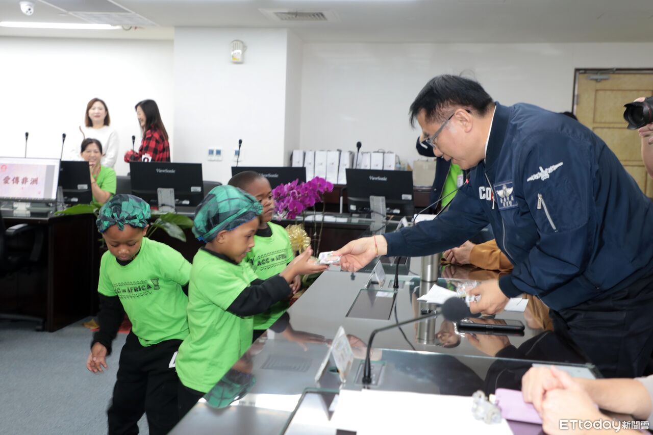 非洲賴索托院童拜會市長獻唱感恩 黃偉哲:讓愛與希望跨越國界