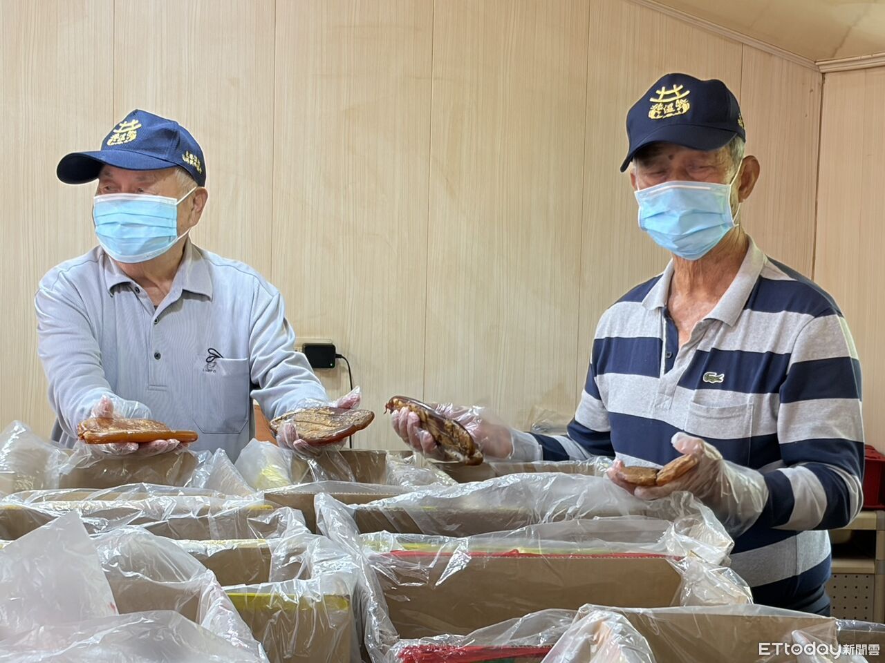 溫王爺聖誕580斤烏魚子大放送 東港東隆宮廟埕「連兩晚開攤」