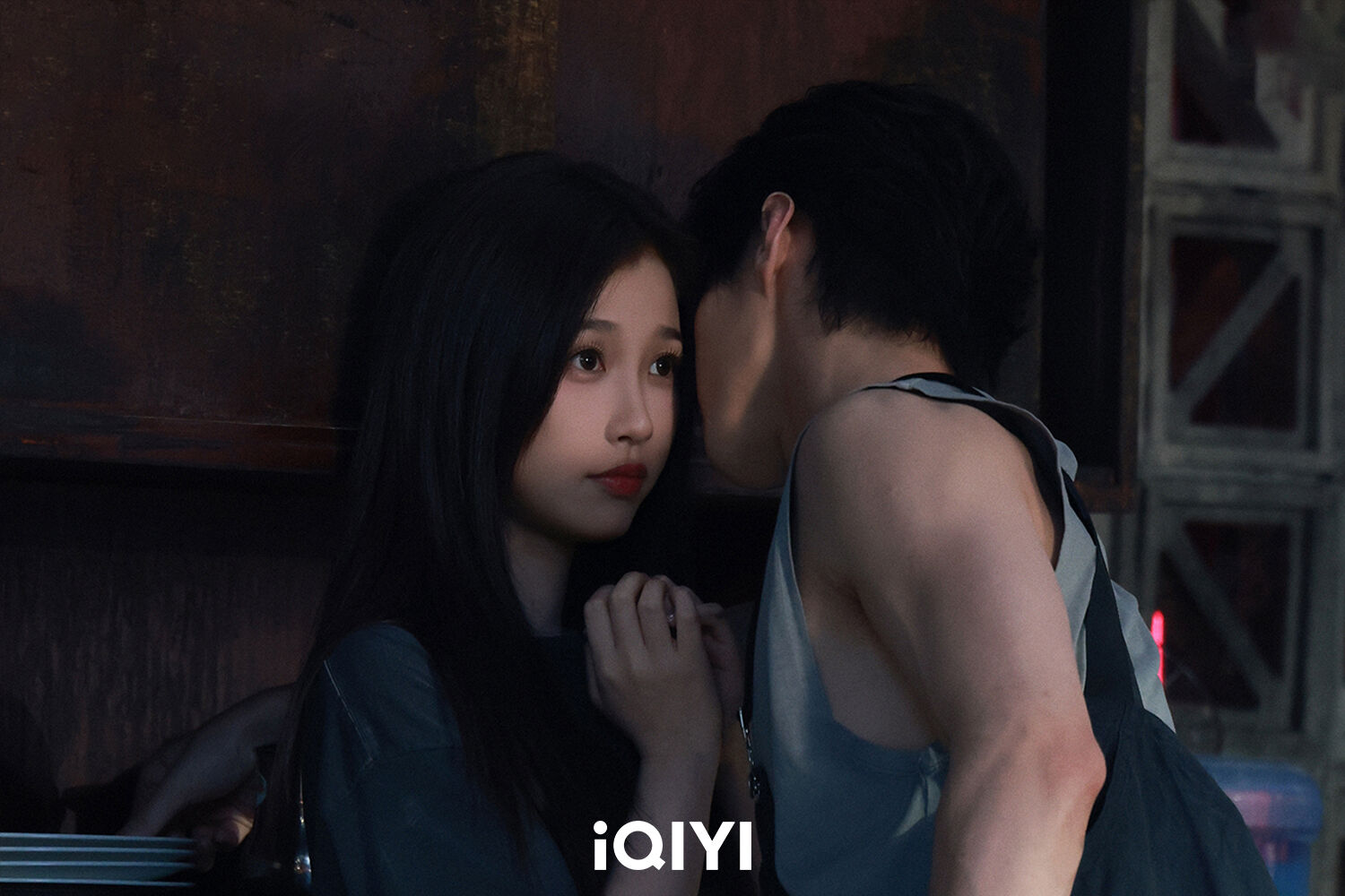 ▲《雙軌》虞書欣、何與，互試探後突破防線偷戀愛。（圖／iQIYI提供）