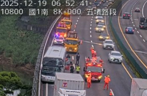 ▲▼國1五堵南下車禍　國光客運追撞大貨車6傷。（圖／記者郭世賢翻攝）