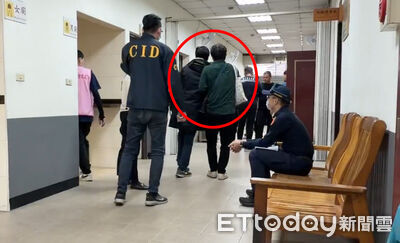 高雄補教師遭暴衝婦撞死　後座兒忍腿傷...跛腳扶父悲痛認屍