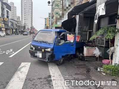 驚險連環撞畫面曝！小貨車路「左轉對決直行」...噴撞麵攤+機車