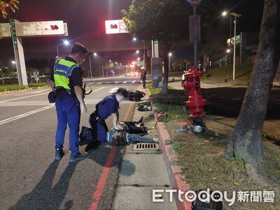 南科深夜民眾路倒命懸一線　保二警即刻CPR搶回一命