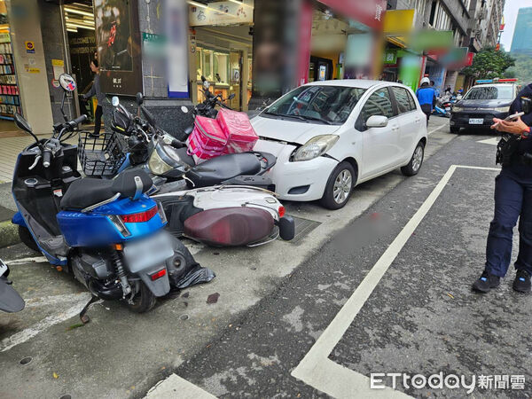 ▲18日下午汐止區新台五路發生車輛擦撞17輛機車意外車禍。（圖／記者張君豪翻攝）