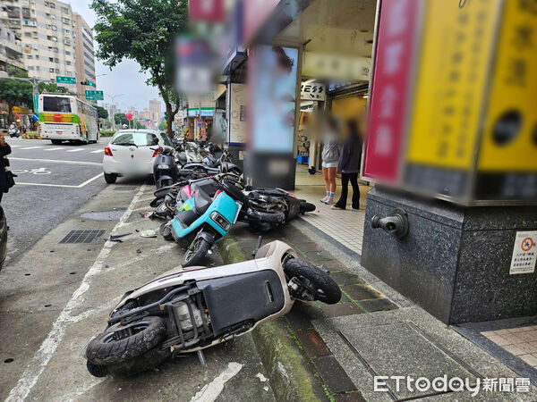 ▲18日下午汐止區新台五路發生車輛擦撞17輛機車意外車禍。（圖／記者張君豪翻攝）