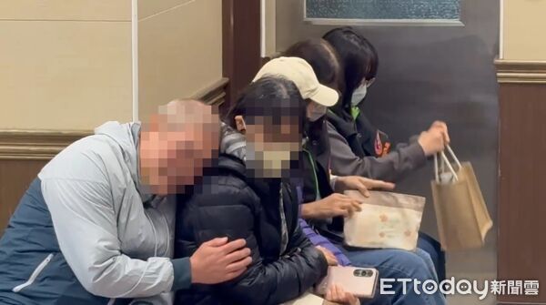 ▲陳翁兒子與2名女兒前往板橋殯儀館陪同法醫相驗陳翁遺體，兒子難過依偎在妹妹肩膀。（圖／記者陳以昇攝）