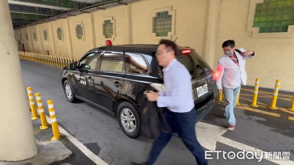 ▲陳翁兒子與2名女兒前往板橋殯儀館陪同法醫相驗陳翁遺體，兒子難過依偎在妹妹肩膀。（圖／記者陳以昇攝）