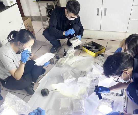 ▲桃園市中壢、八德警分局日前在八德區某處出租套房內查獲黑色旅行箱內藏有白色粉末32包，經檢測確認為第一級毒品海洛因。（圖／中壢警分局提供）