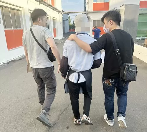 ▲桃園市中壢警方專案小組拘提帕姓移工到案。（圖／中壢警分局提供）
