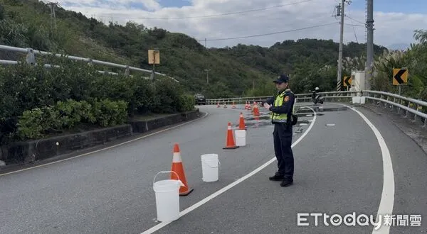 ▲▼營業曳引車行經台11線28.5K處時，因裝容麥芽糖的水桶掉落，導致黏稠液體鋪滿路面長達100公尺。（圖／吉安警分????提供，下同）