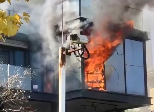 ▲▼5歲熊孩子玩打火機 把自家別墅房間燒成廢墟。（圖／翻攝自微博）