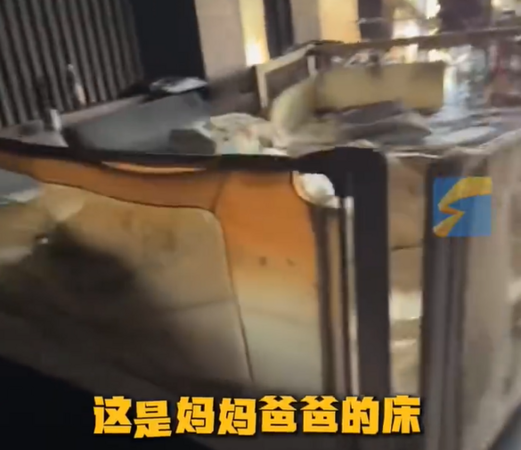 ▲▼5歲熊孩子玩打火機 把自家別墅房間燒成廢墟。（圖／翻攝自微博）