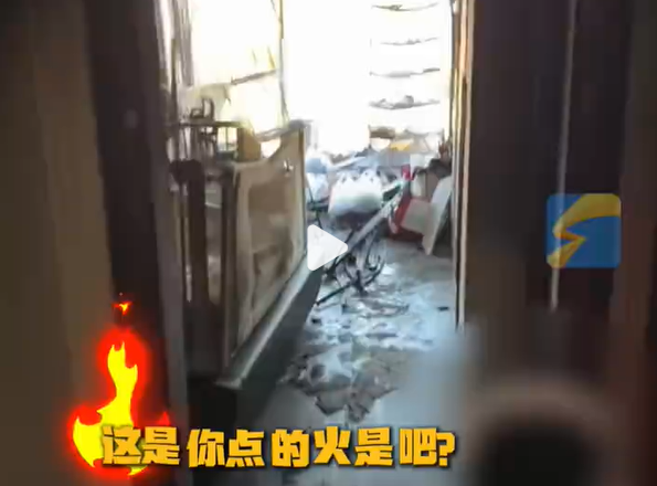 ▲▼5歲熊孩子玩打火機 把自家別墅房間燒成廢墟。（圖／翻攝自微博）