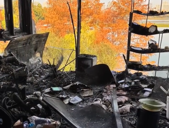 ▲▼5歲熊孩子玩打火機 把自家別墅房間燒成廢墟。（圖／翻攝自微博）