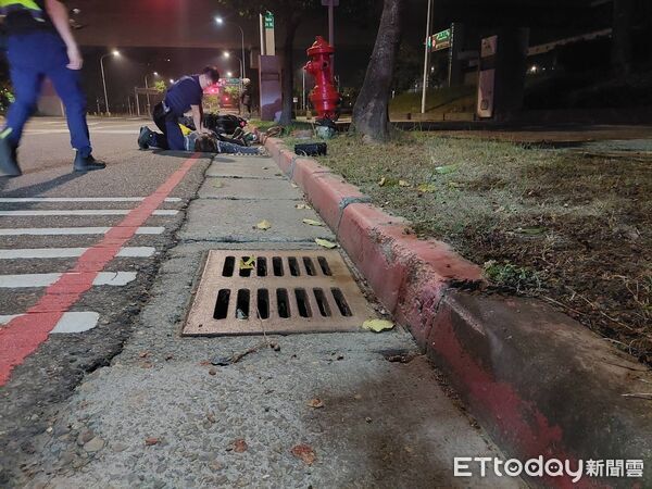 ▲南科園區深夜發生路倒意外，保二警員第一時間到場實施CPR急救，成功為傷者爭取生機。（記者林東良翻攝，下同）