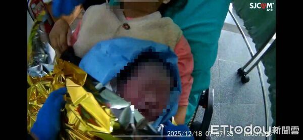 ▲南消後甲分隊救護人員接獲急產通報後到場評估，發現胎頭已露出，立即依流程現場接生。（記者林東良翻攝，下同）