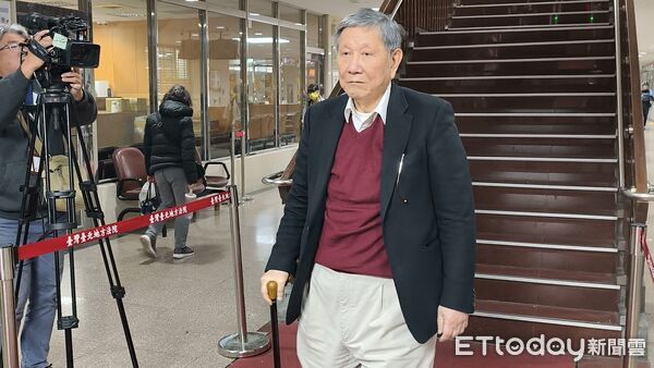 ▲▼台北地院審理京華城案，18日入夜開完庭，柯文哲受訪表示聽同案被告陳述，覺得「今天是我最難過的一天！」，沈慶京、應曉薇相繼離開。（圖／記者黃哲民攝）