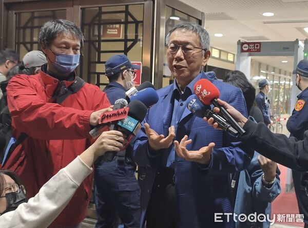 ▲▼台北地院審理京華城案，18日入夜開完庭，柯文哲受訪表示聽同案被告陳述，覺得「今天是我最難過的一天！」，沈慶京、應曉薇相繼離開。（圖／記者黃哲民攝）