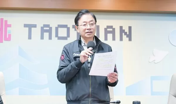 ▲綠營立委范雲今天在網路節目批評，桃園鐵路地下化進度落後且經費暴增，這要怪市長張善政，圖為張善政主持市政會議發言。（資料照／市府新聞處提供）