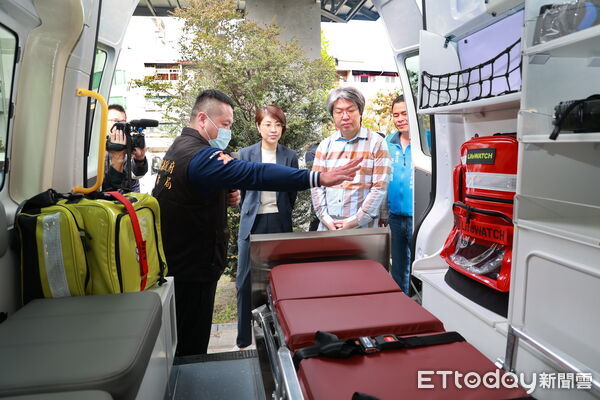 ▲富宇建設捐贈高頂救護車，南投縣緊急救護添新力。（圖／南投縣政府提供）