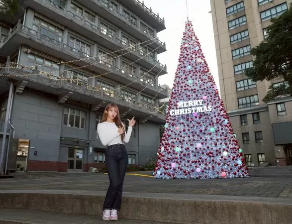 ▲▼廉世彬和簽名球合影。（圖／文化大學新聞系提供）