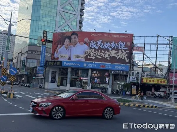 ▲初選戰火升溫！江啟臣合體盧秀燕看板搶先曝光　黨內人士：表態意味濃。（圖／記者游瓊華攝）