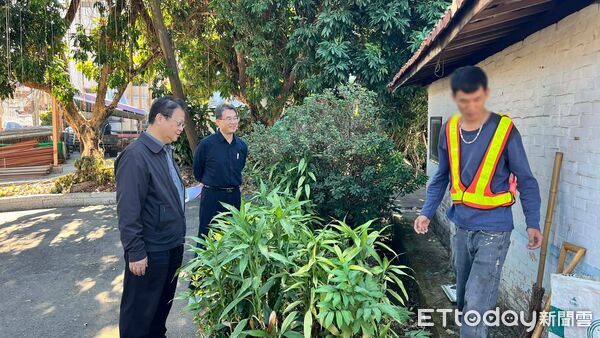 ▲南投地檢署檢察長郭景東（左）鼓勵關懷社會勞動人。（圖／記者高堂堯翻攝，下同）