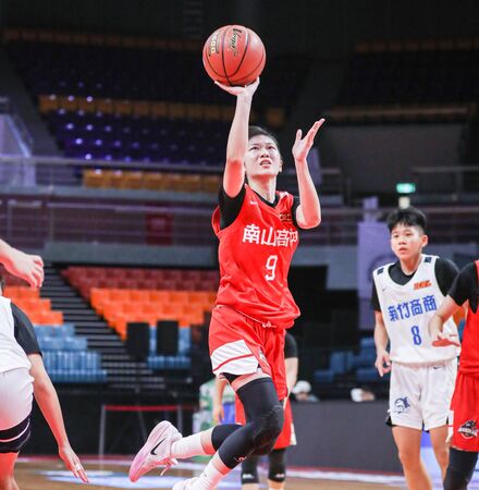 ▲南山教練文祺HBL執教生涯首勝、南山高三「一姊」謝依臻三分球13投中6飆出27分，生涯雙創新高。（圖／高中體總提供）