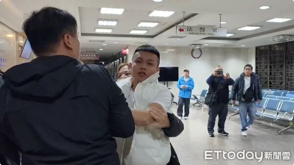 ▲▼信義分局福德派出所副所長古志明涉貪交保，古志明小兒子（右）與媒體爆發肢體衝突。（圖／記者黃彥傑翻攝）