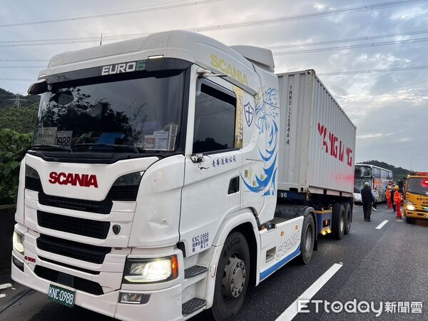 ▲▼國1五堵南下車禍　國光客運追撞大貨車6傷。（圖／記者郭世賢翻攝）