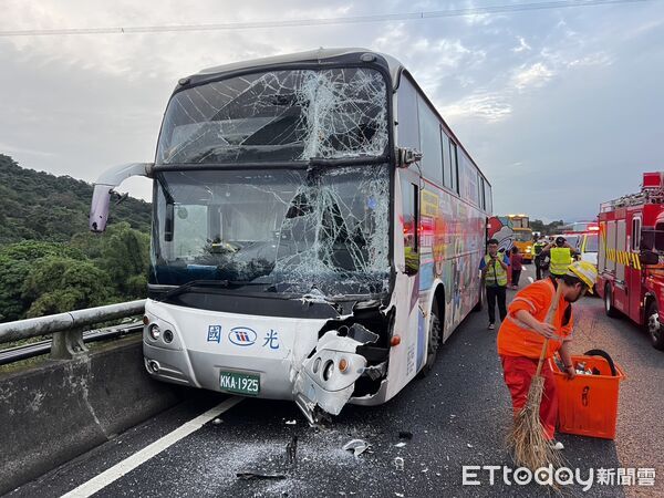 ▲▼國1五堵南下車禍　國光客運追撞大貨車6傷。（圖／記者郭世賢翻攝）