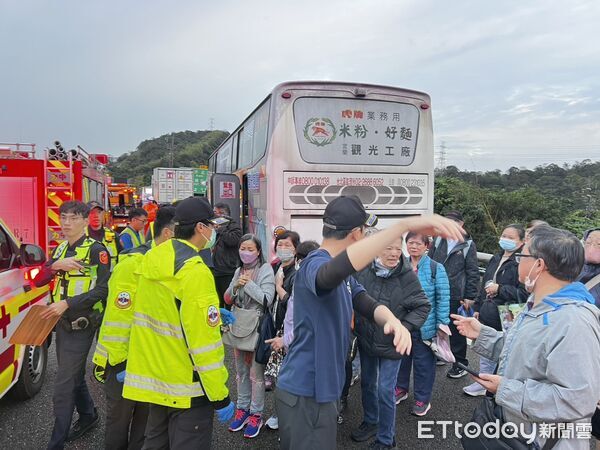 ▲▼國1五堵南下車禍　國光客運追撞大貨車6傷。（圖／記者郭世賢翻攝）