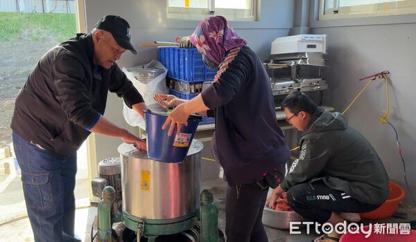 ▲冬至將至，池上鄉萬安社區延續多年傳統，於日前舉辦「娑湯圓」活動，由萬安社區發展協會號召居民一同動手，從洗米、磨漿到成糰，全程手工完成，在忙碌而有序的分工合作中，展現社區凝聚力與對傳統文化的珍惜。（圖／記者楊晨東翻攝）