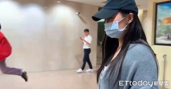 ▲▼信義分局福德街派出所前副所長李俊良涉嫌協助「鮑魚大亨」鍾文智完成不實簽到，助其解除科控後棄保潛逃。圖為李俊良的妻子黃鈺婷。（圖／記者黃宥寧攝）