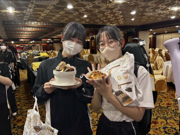 ▲▼被封為「橘色惡魔」的日本京都橘高校吹奏樂部，攜手「翡翠騎士」東京農大二高吹奏樂部，以及台灣莊敬高職，昨天（18日）晚間在西門町帶來快閃踩街演出；演出結束後，副總統蕭美琴準備了宵夜，讓同學們享用。（圖／文總提供）