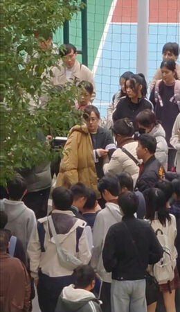 ▲▼孫儷1件大衣穿15年！從《甄嬛》穿到現在。（圖／翻攝自微博）