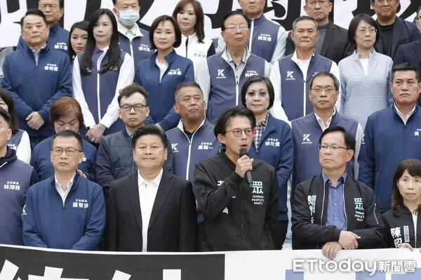 ▲藍白兩黨全體立委於立法院議場前召開「彈劾違憲總統，反帝制、反專制、反獨裁」記者會，正式啟動彈劾總統賴清德程序。（圖／記者湯興漢攝）