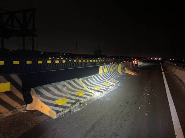 ▲水泥護欄不明原因集體倒塌，後方3車煞不住撞到爆胎底盤受損。（圖／警方提供）