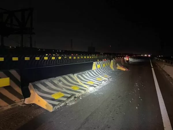 ▲水泥護欄不明原因集體倒塌，後方3車煞不住撞到爆胎底盤受損。（圖／警方提供）