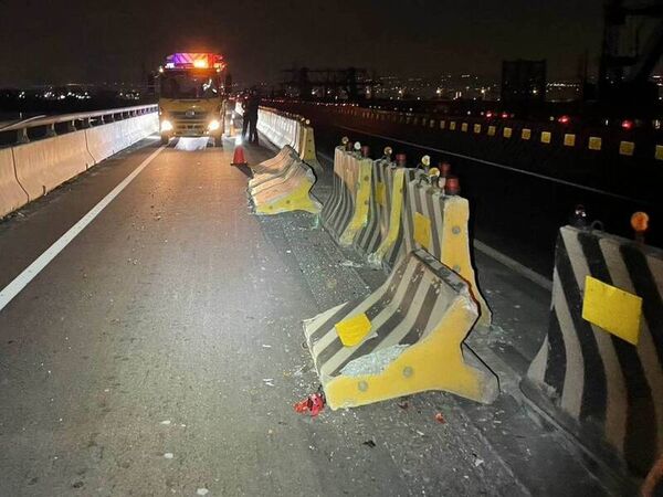 ▲水泥護欄不明原因集體倒塌，後方3車煞不住撞到爆胎底盤受損。（圖／警方提供）