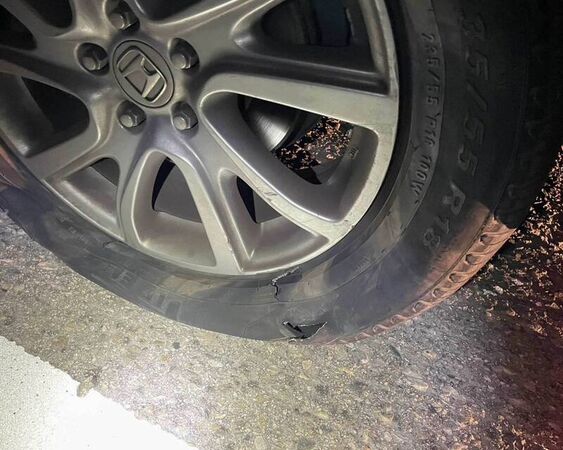 ▲水泥護欄不明原因集體倒塌，後方3車煞不住撞到爆胎底盤受損。（圖／警方提供）