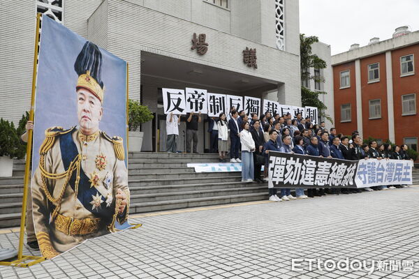 ▲▼藍白國眾兩黨全體立委於立法院議場前召開「彈劾違憲總統，反帝制、反專制、反獨裁」記者會，正式啟動彈劾總統賴清德程序。（圖／記者湯興漢攝）