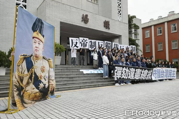 ▲▼藍白國眾兩黨全體立委於立法院議場前召開「彈劾違憲總統，反帝制、反專制、反獨裁」記者會，正式啟動彈劾總統賴清德程序。（圖／記者湯興漢攝）